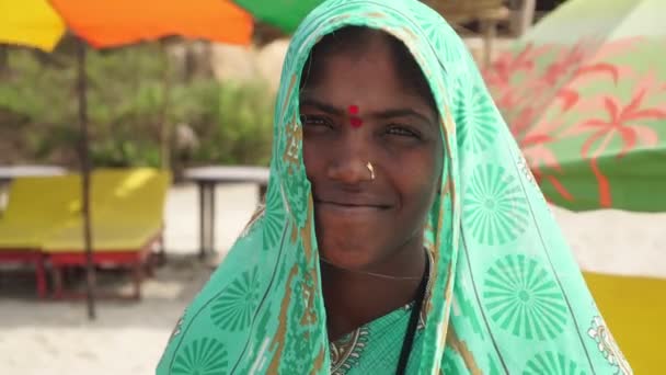 Arambol, India - January 2020. Portrait of an Indian woman in traditional sari clothes. — Stock Video