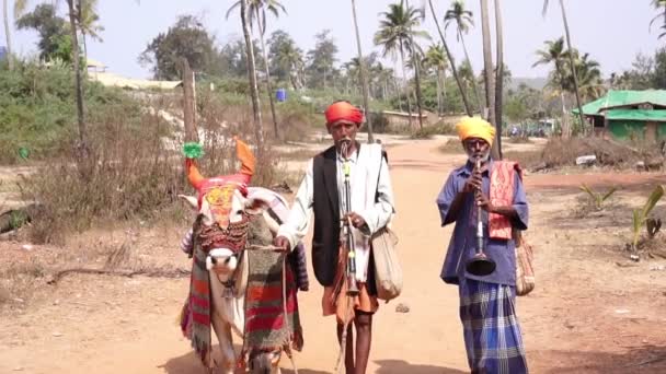 Arambol, Indien - januari 2020. Indiska promenerande musiker och konstnärer i traditionella kläder. — Stockvideo