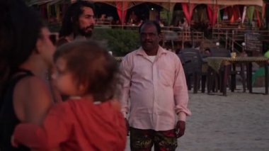 Arambol, Hindistan - Şubat 2020. Goa sahilindeki Hintli adamlar.