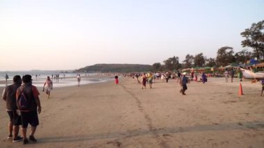 Arambol, Hindistan - Şubat 2020. Kuzey Goa 'daki kumsal. Hindistan sahilindeki turistler..