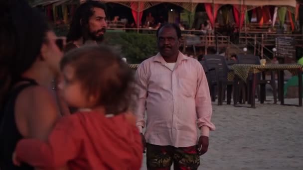 Arambol, India - 2020. február. Indiai férfiak Goa tengerpartján.. — Stock videók