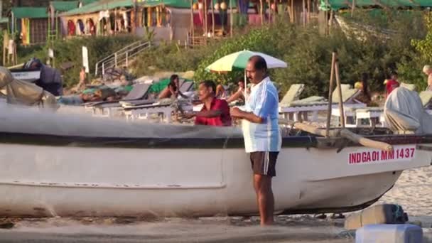 Arambol, Indie - luty 2020. Indyjscy rybacy na plaży z łodzi w Goa. — Wideo stockowe