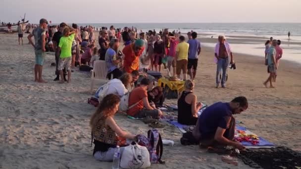 Arambol, Inde - février 2020. Marché sur la plage à Arambol à Goa. Marché aux puces indien près de la mer . — Video