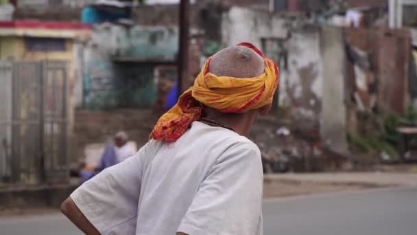Agra, Indien, februari 2020. En stackars indian går längs gatan och vägen.. — Stockvideo