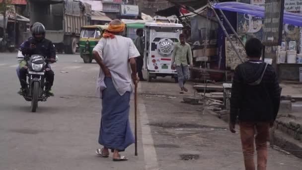 Agra, Indien, februari 2020. En indisk tiggare till farsa går längs en stadsgata. Traditionella Indien, de fattiga kvarteren. — Stockvideo