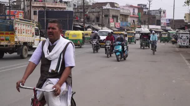 Agra, Ινδία, Φεβρουάριος 2020. Ινδικό δρόμο της πόλης και πολυσύχναστο δρόμο. Κακή ινδική συνοικία — Αρχείο Βίντεο