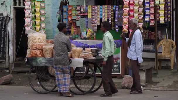 Agra, Indien, februari 2020. Indiska gatuförsäljare vid vägkanten. Asiatisk shoppinggata — Stockvideo