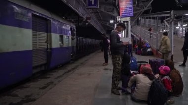 Agra, Hindistan, Şubat 2020. Asya 'da kalabalık bir tren istasyonunda yüzünde tıbbi maske olan bir adam..