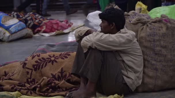 Agra, India, 2020. február. Egy szegény koldus egy ázsiai vasútállomáson.. — Stock videók
