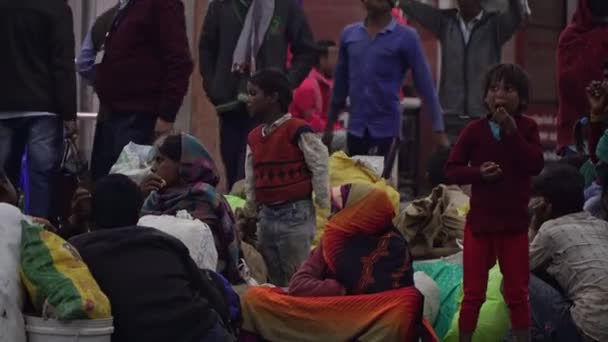 Agra, Ινδία, Φεβρουάριος 2020. Ασιάτης φτωχός στο περόν ενός σιδηροδρομικού σταθμού στην Ινδία — Αρχείο Βίντεο