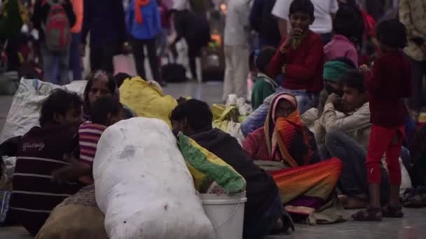 Agra, Ινδία, Φεβρουάριος 2020. Φτωχοί άνθρωποι, γυναίκες και παιδιά σε σιδηροδρομικό σταθμό στην Ινδία. — Αρχείο Βίντεο