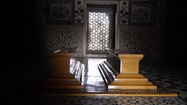 Chambre est une tombe avec des pierres tombales à l'intérieur du monument Little Taj, à Agra, en Inde . — Video