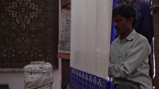 Агра, Индия, февраль 2020 года. Индийский ткач работает на традиционном ткацком станке . — стоковое видео