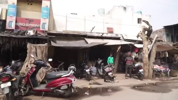 Agra, Indien, februari 2020. Asiatiska eller indiska slumområden. Stackars indiskt kvarter och gata. — Stockvideo