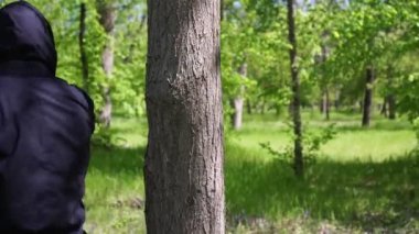 Erkek bir ninja ormanda antrenman yapıyor. Dövüş sanatı, Ninja portresi