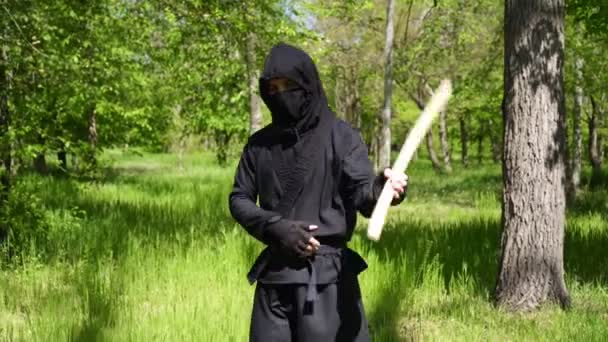 Japonés ninja está entrenando con un palo de madera con un bastón — Vídeos de Stock