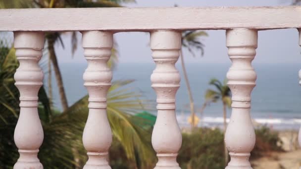 Balkón s balustry. Klasický dekorativní sloupy balustr v domě — Stock video