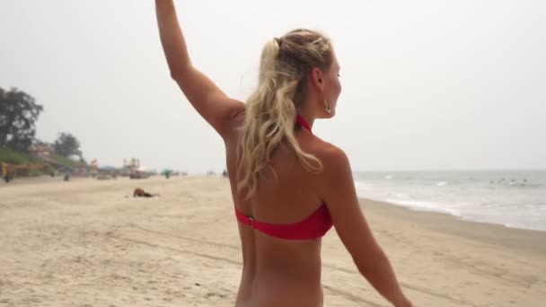 Mujer joven hace gimnasia o fitness en la playa, cámara lenta . — Vídeos de Stock
