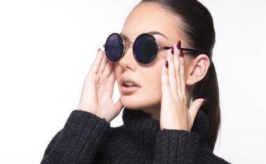 güzel kız yaz güneş gözlüğü ve göz giyim ile yakın ticari kavramı