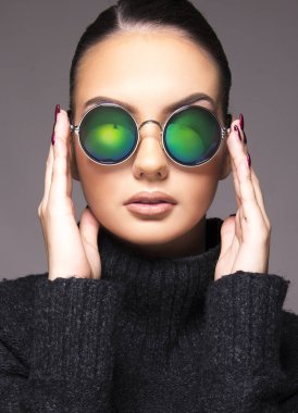 güzel kız yaz güneş gözlüğü ve göz giyim ile yakın ticari kavramı