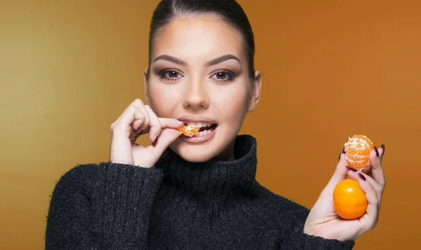 Menina com laranja mandarim conceito de estação saudável — Fotografia de Stock