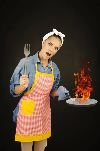 Meisje in de keuken — Stockfoto