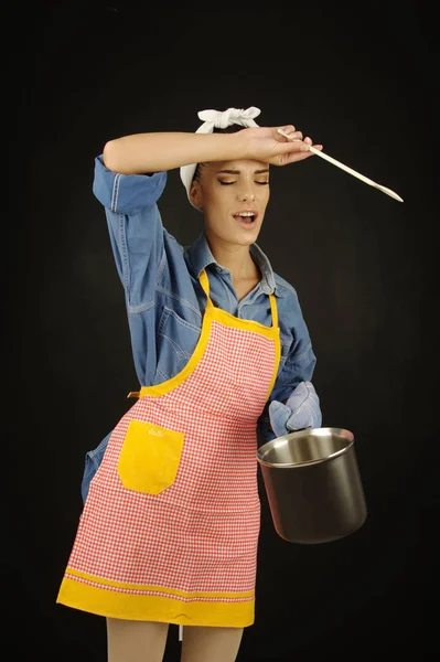 Meisje in de keuken — Stockfoto