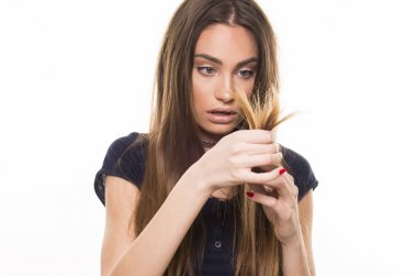 Kuru ve bozuk saçlı kız