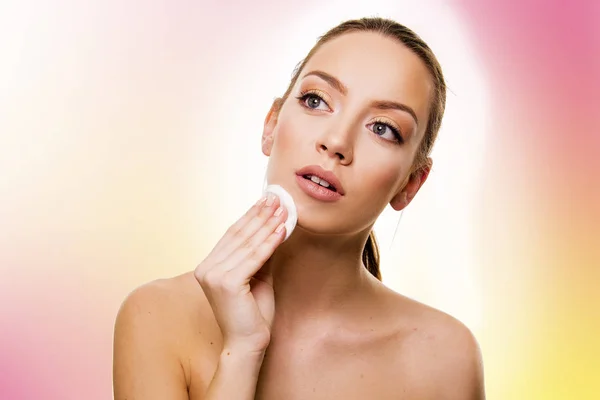 Schöne Mädchen Make-up entfernen frische und saubere perfekte Haut-Konzept — Stockfoto
