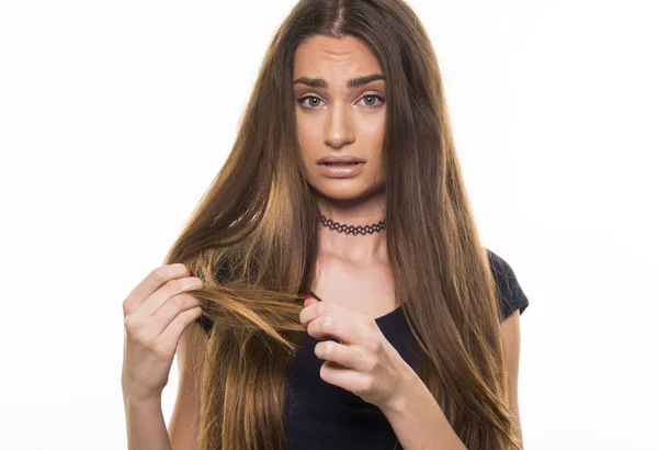 Mädchen mit trockenem und strapaziertem Haar — Stockfoto