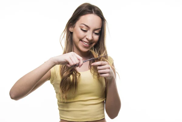 Schönes Mädchen unglücklich mit ihrem trockenen und beschädigten Haar — Stockfoto