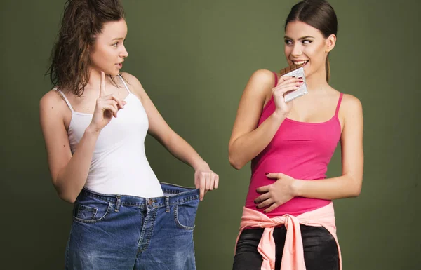 Дві дівчини говорять про результати дієти — стокове фото