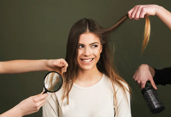 Problémy s vlasy suché a poškozené, řezání vlasy koncept — Stock fotografie