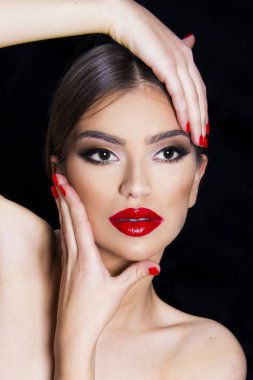 güzel kız kadın logn saç modeliyle smokey eyes ve kırmızı ruj akşam klasik ile glamour parti arama yapmak 