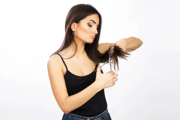 Schönes Mädchen Mit Sehr Langen Haaren Mit Schere Und Trockenem — Stockfoto