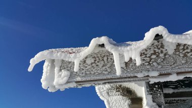 CE ve kar üzerinde çatı detay kış sahne kavramı