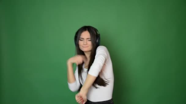 Mooie Aantrekkelijke Jonge Meisje Dansen Zingen Met Een Koptelefoon Muziek — Stockvideo