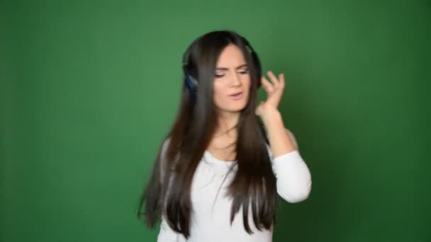 Hermosa Chica Joven Atractiva Bailando Cantando Con Música Auriculares Sentirse — Vídeos de Stock