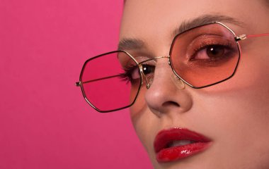 Kapalı gözlüklü güzel bir modelin portresi. Genç kadın, güneş gözlüklü esmer kız, izole edilmiş, reklam afişi hazır, stüdyo. 