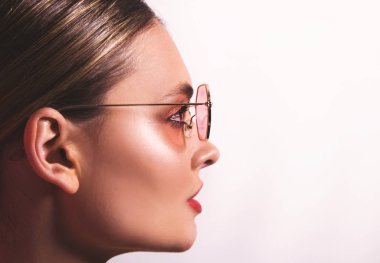 Kapalı gözlüklü güzel bir modelin portresi. Genç kadın, güneş gözlüklü esmer kız, izole edilmiş, reklam afişi hazır, stüdyo. 