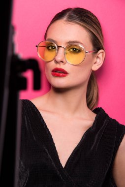 Kapalı gözlüklü güzel bir modelin portresi. Genç kadın, güneş gözlüklü esmer kız, izole edilmiş, reklam afişi hazır, stüdyo. 