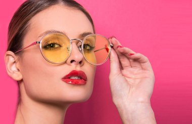 Kapalı gözlüklü güzel bir modelin portresi. Genç kadın, güneş gözlüklü esmer kız, izole edilmiş, reklam afişi hazır, stüdyo. 