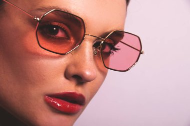 Kapalı gözlüklü güzel bir modelin portresi. Genç kadın, güneş gözlüklü esmer kız, izole edilmiş, reklam afişi hazır, stüdyo. 