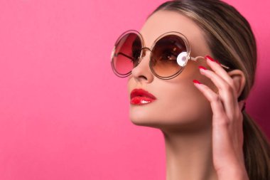 Kapalı gözlüklü güzel bir modelin portresi. Genç kadın, güneş gözlüklü esmer kız, izole edilmiş, reklam afişi hazır, stüdyo. 
