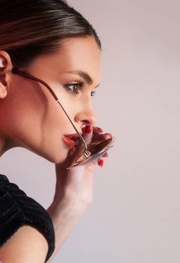 Kapalı gözlüklü güzel bir modelin portresi. Genç kadın, güneş gözlüklü esmer kız, izole edilmiş, reklam afişi hazır, stüdyo. 