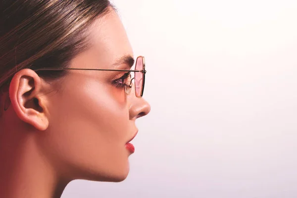 Kapalı Gözlüklü Güzel Bir Modelin Portresi Genç Kadın Güneş Gözlüklü — Stok fotoğraf