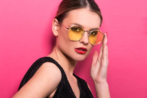 Kapalı gözlüklü güzel bir modelin portresi. Genç kadın, güneş gözlüklü esmer kız, izole edilmiş, reklam afişi hazır, stüdyo. 