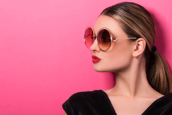 Portrait Beau Modèle Avec Des Lunettes Près Jeune Femme Fille Images De Stock Libres De Droits