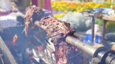 Et bir şişte kızartılmış olarak görmek