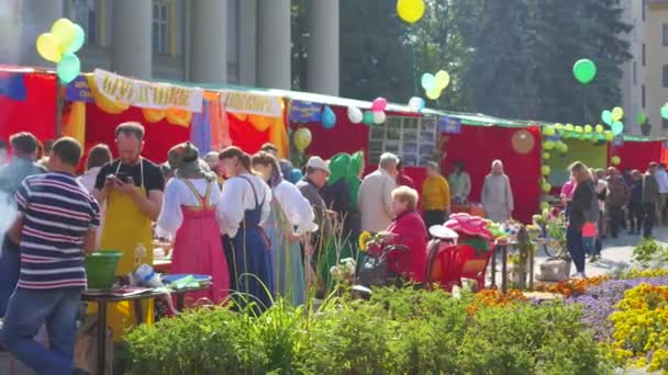 Novosibirsk, Rusland - September 21,2016: eerlijke voedsel — Stockvideo